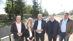 Los trabajos permitirán brindar mayor seguridad, mejorar la eficiencia del canal de desagüe y ganar un espacio verde para toda la ciudad. La inversión de la provincia es de $ 560 millones.