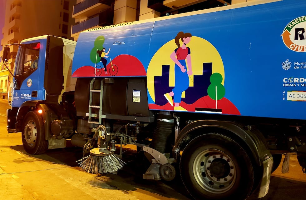 Córdoba: un camión barredor le succionó la pierna y debió ser trasladada a un hospital