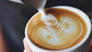 Pidió un café en la cafetería más pequeña del mundo y su reacción es furor.