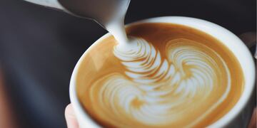 Pidió un café en la cafetería más pequeña del mundo y su reacción es furor.