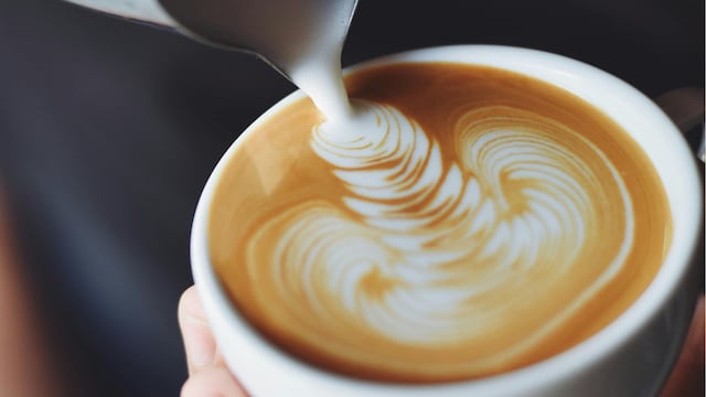 Pidió un café en la cafetería más pequeña del mundo y su reacción es furor.