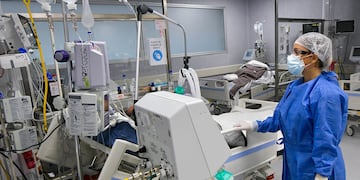 En la última semana la ocupación de camas UTI en el Gran Mendoza pasó del 87,12% al 91,84%. Orlando Pelichotti/Los Andes
doctor, medico, médica. 
enfermera, militar, salud, vacunacion, positivo, jubilado, anciano, pacientes
pandemia, covid, covid 19, salud, coronavirus
Foto: Orlando Pelichotti / Los Andes