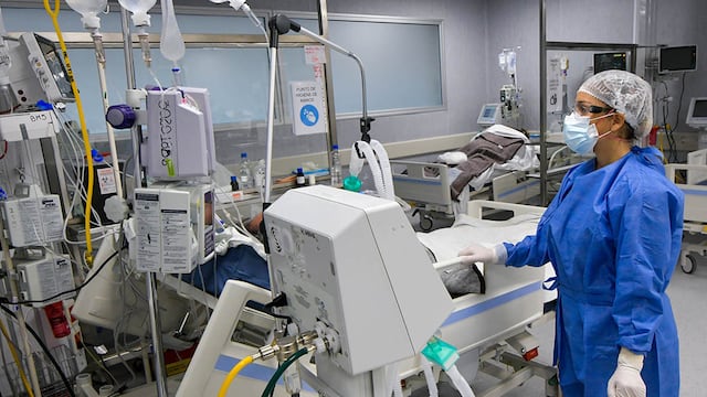 Nueva Unidad de Terapia Intensiva en el Hospital Central. 
doctor, medico, médica. 
enfermera, militar, salud, vacunacion, positivo, jubilado, anciano, pacientes
pandemia, covid, covid 19, salud, coronavirus
Foto: Orlando Pelichotti / Los Andes