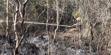 Bomberos voluntarios de Puerto Iguazú sofocan incendio en las 2.000 Hectáreas.