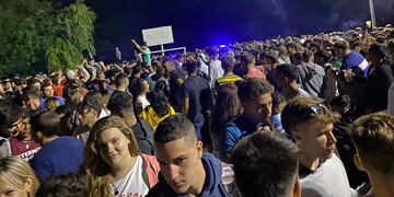 Más de 100 jóvenes en una fiesta sin protocolos frente a la Policía.