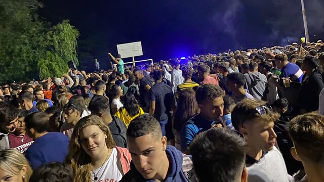 Más de 100 jóvenes en una fiesta sin protocolos frente a la Policía.
