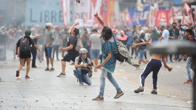 Incidentes afuera del Congreso: mientras se debate el acuerdo con el FMI.