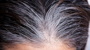 El truco express con café y acondicionador es la última tendencia viral para disimular canas sin tinte.