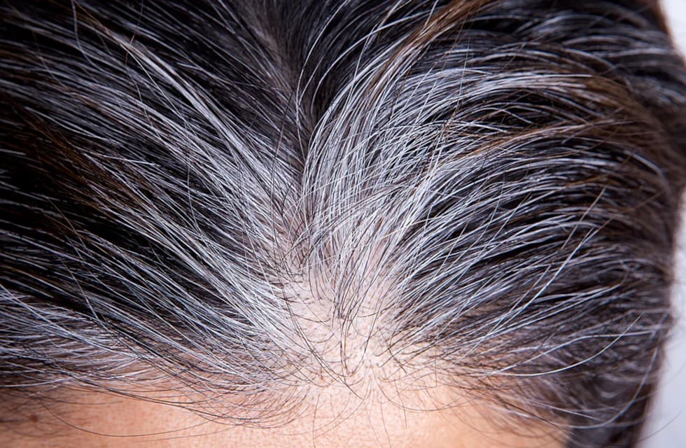Cómo es el truco que permite disimular las canas y se hace en 5 minutos