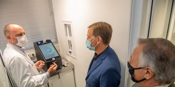 El doctor Miguel Marino explica el funcionamiento de esta mopderna máquina RapidHit al gobernador Rodolfo Suárez y al Procurador de la Corte Alejandro Gullé. Gentileza Gobierno de Mendoza