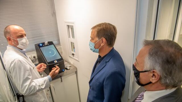 El doctor Miguel Marino explica el funcionamiento de esta mopderna máquina RapidHit al gobernador Rodolfo Suárez y al Procurador de la Corte Alejandro Gullé. Gentileza Gobierno de Mendoza