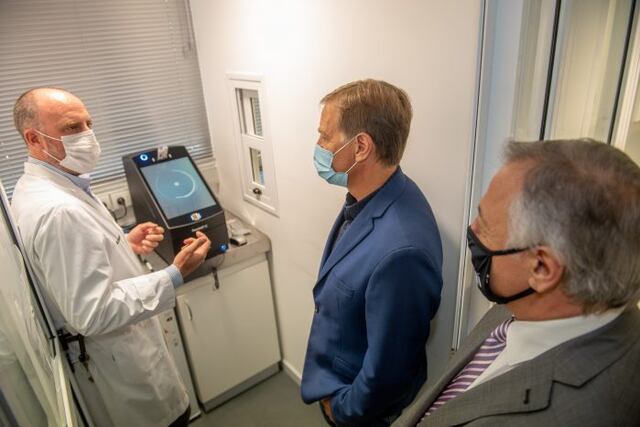 El doctor Miguel Marino explica el funcionamiento de esta mopderna máquina RapidHit al gobernador Rodolfo Suárez y al Procurador de la Corte Alejandro Gullé. Gentileza Gobierno de Mendoza