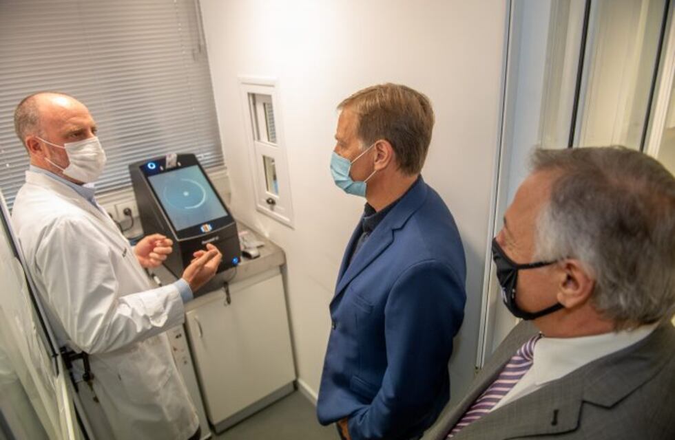 Presentan un robot que detecta en tiempo récord perfiles genéticos en actos delictivos