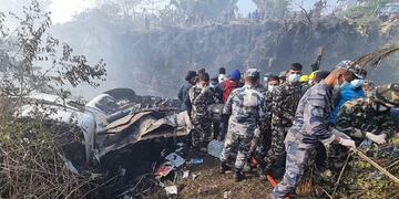 Un avión se estrelló en Nepal: más de 60 muertos (EFE)