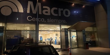 El vehículo terminó dentro de la sucursal en avenida Colón al 5.036.
