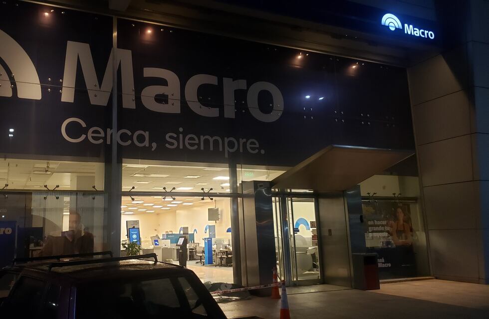 Qué dijo el conductor de la camioneta que terminó dentro de una sucursal de Macro en Córdoba