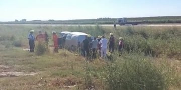 Dos personas resultaron heridas luego de que el automóvil mordiera banquina y de varios tumbos.