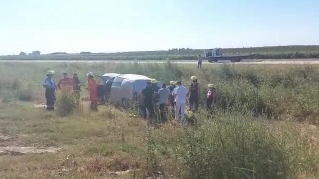 Dos personas resultaron heridas luego de que el automóvil mordiera banquina y de varios tumbos.