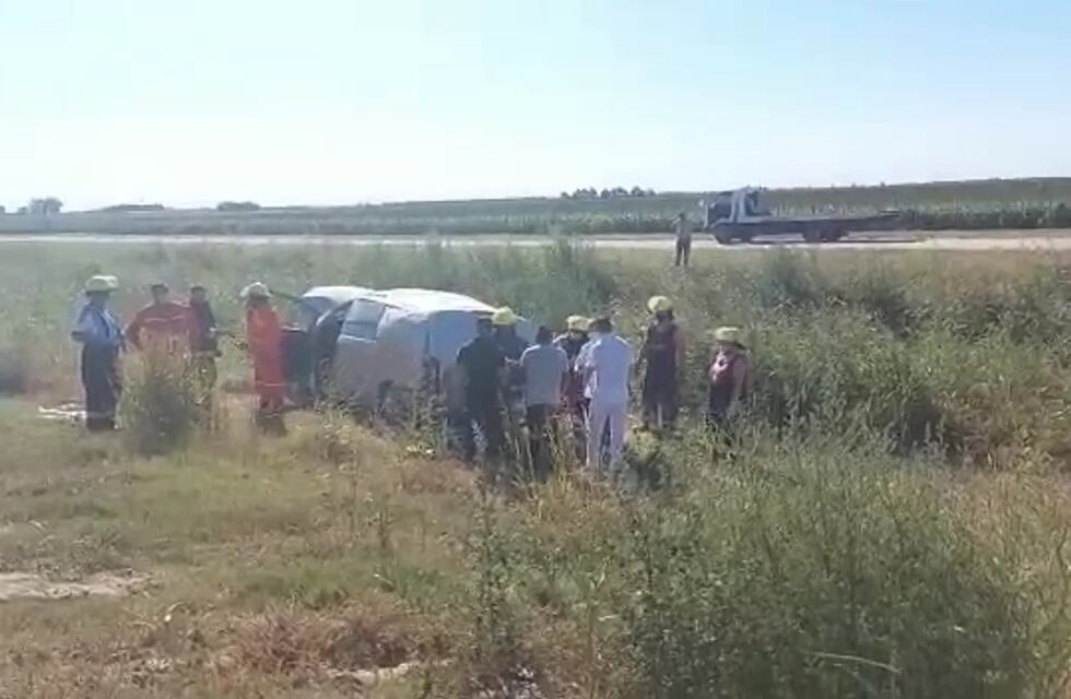Vuelco en ruta 19: dos personas están heridas, una de gravedad