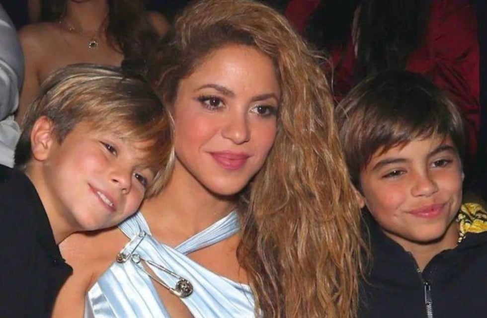 Shakira revolucionó Bogotá: salió a la calle disfrazada por Halloween y pidió dulces junto a sus hijos