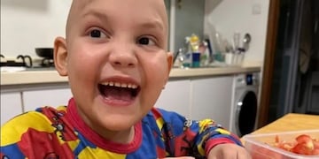 Santino, el niño posadeño que recibe tratamiento en Singapur, enfrenta una instancia crucial con células del padre para erradicar la enfermedad.