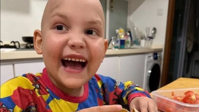 Santino, el niño posadeño que recibe tratamiento en Singapur, enfrenta una instancia crucial con células del padre para erradicar la enfermedad.