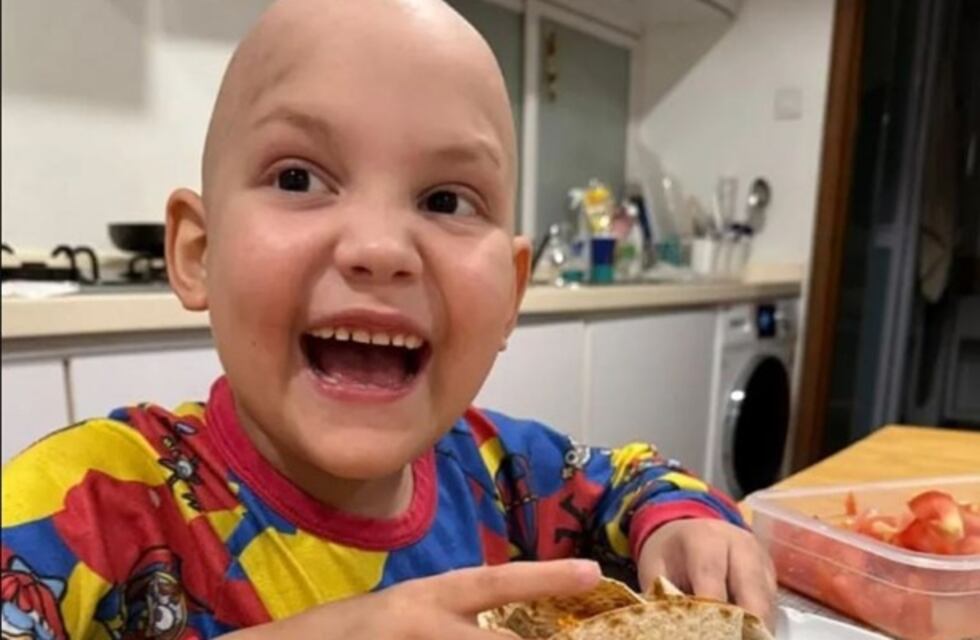 Santino, el niño posadeño que recibe tratamiento en Singapur, enfrenta una instancia crucial con células del padre para erradicar la enfermedad