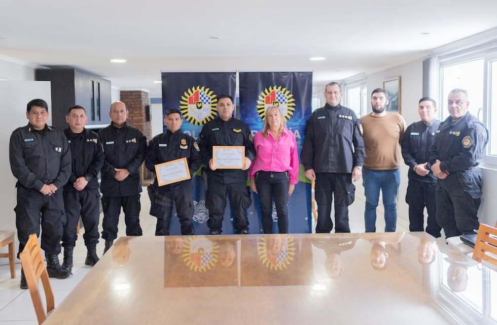 Tierra del Fuego: reconocieron a policías que salvaron a una joven en el río Pipo