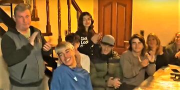 Leandro, el joven con parálisis cerebral que pudo disfrutar de su viaje de egresados con sus amigos.