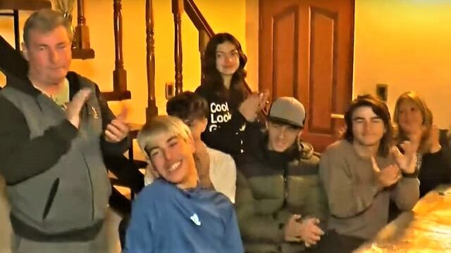 Leandro, el joven con parálisis cerebral que pudo disfrutar de su viaje de egresados con sus amigos.