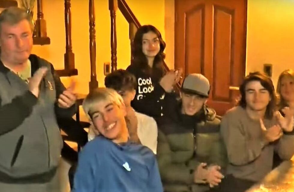 Un joven con parálisis cerebral tuvo su viaje de egresados y sus amigos lo ayudaron a disfrutar de Bariloche