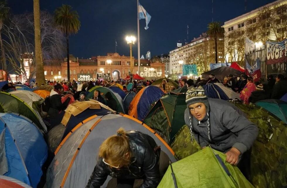Tras 22 horas frente a la Casa Rosada, los piqueteros levantan el acampe en Plaza de Mayo