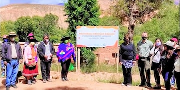 El Ministerio de Ambiente entregó carteles informativos con la leyenda “Cuidemos nuestro ambiente. Prohibido arrojar basura (Ley N° 5954)".