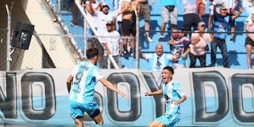 Conexión atacante para un golazo: Mauro Albertengo festeja su tanto con el autor del exquisito pase que lo dejó mano a mano, Rodrigo Velázquez.