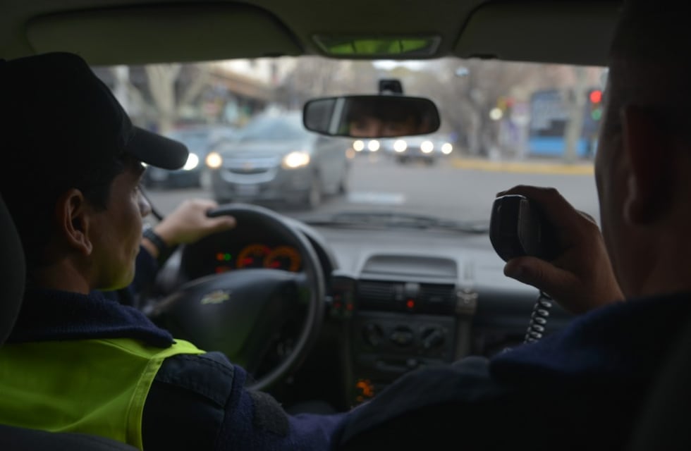 Un motociclista atropelló a un agente de tránsito en La Falda al intentar evadir un control