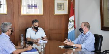 El Secretario de Hábitat, Amado Zorzón, analizó programas de viviendas provinciales junto al intendente Luis Castellano y el director del IMV, Marcelo Riberi