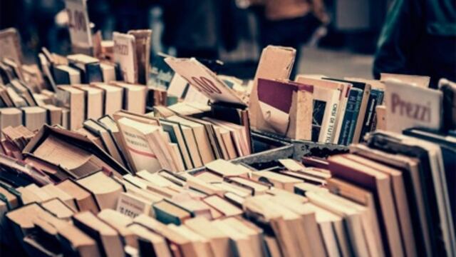 Suelta de libros y radio abierta en Plaza Belgrano.