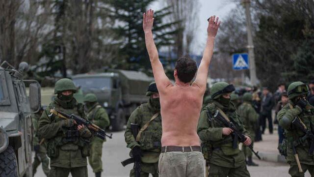 Sin bandera. Un ucraniano protesta frente a soldados rusos en Balaklava. Foto: AP.