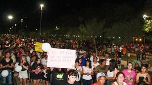 Masiva marcha en Brinkmann tras el crimen de Aralí Vivas. (El Doce)