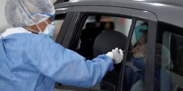 Un trabajador de la salud toma una muestra de un hisopo de una mujer para realizar la prueba de la enfermedad por coronavirus. (Foto: REUTERS / Agustin Marcarian)