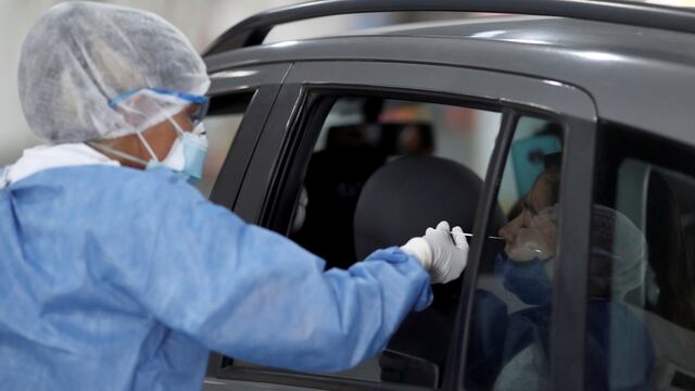 Un trabajador de la salud toma una muestra de un hisopo de una mujer para realizar la prueba de la enfermedad por coronavirus. (Foto: REUTERS / Agustin Marcarian)