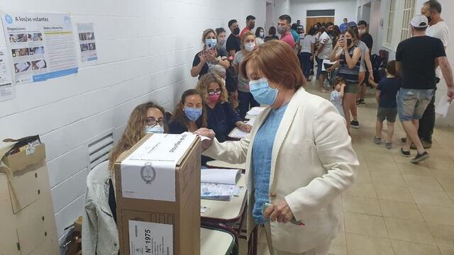 Alejandra Vigo emitió su sufragio en el colegio San Pedro Apóstol.