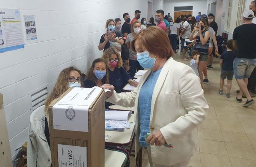 Alejandra Vigo y Natalia de la Sota emitieron su sufragio e invitaron a “terminar con las divisiones”