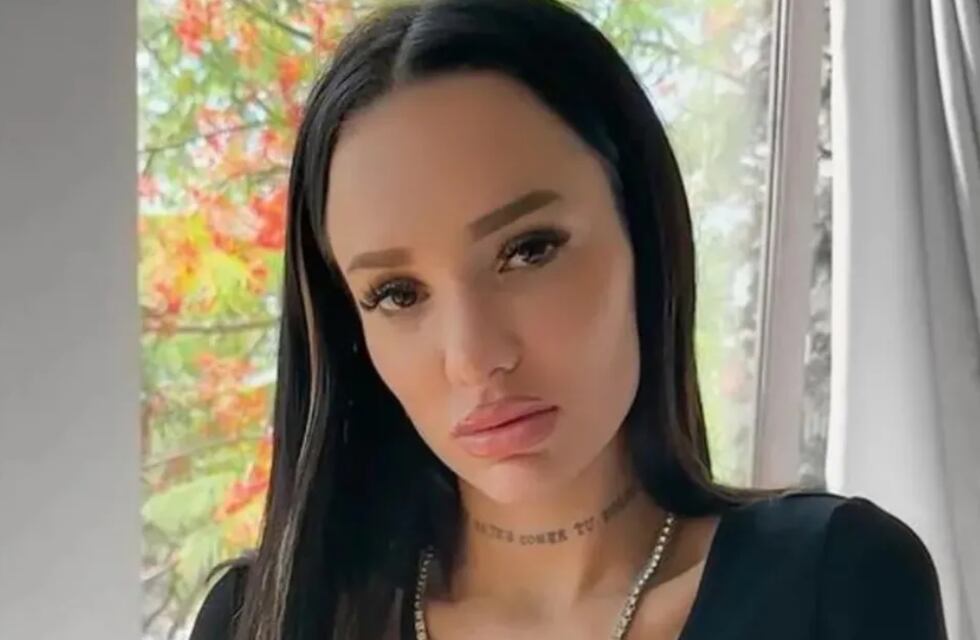 Crop top underboob, boxer y pantalón tiro bajo: el look totak white de La Joaqui que causó sensación