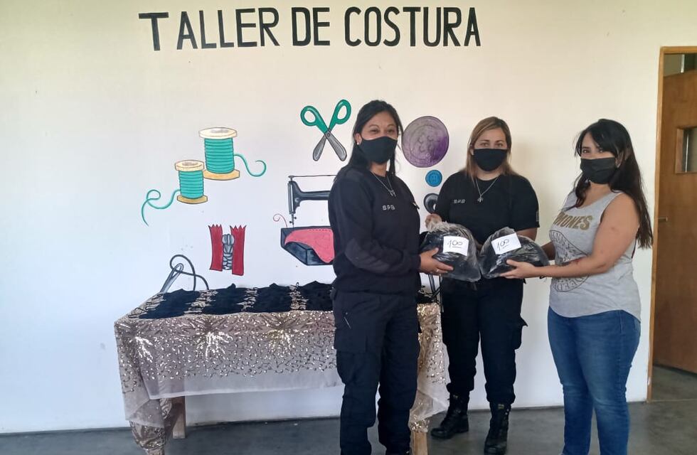 Internas de la cárcel de Azul fabrican tapabocas para vecinos de la ciudad