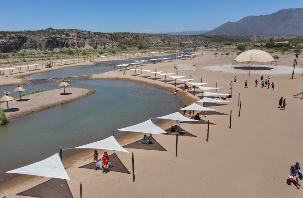 Impactantes imágenes de una playa turística que se inundó en Mendoza, por la crecida del río