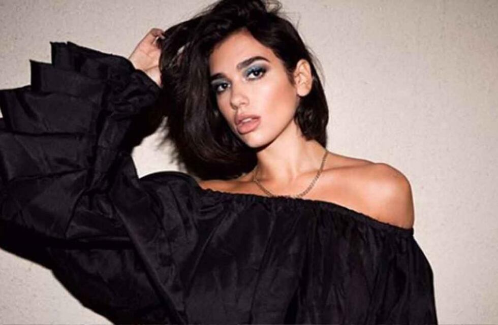 Dua Lipa posó con un extravagante vestido y causó furor entre sus fans