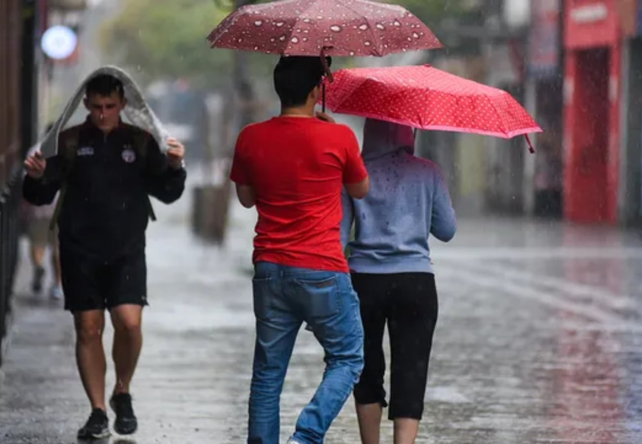 Los chaparrones se mantendrán durante todo el día y se esperan fuertes vientos.