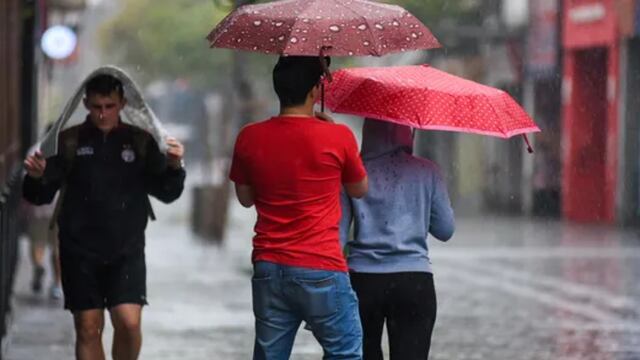 Los chaparrones se mantendrán durante todo el día y se esperan fuertes vientos.