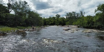 Un niño fue atacado mientras jugada en un río de Córdoba.
